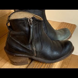 Boots in black leather